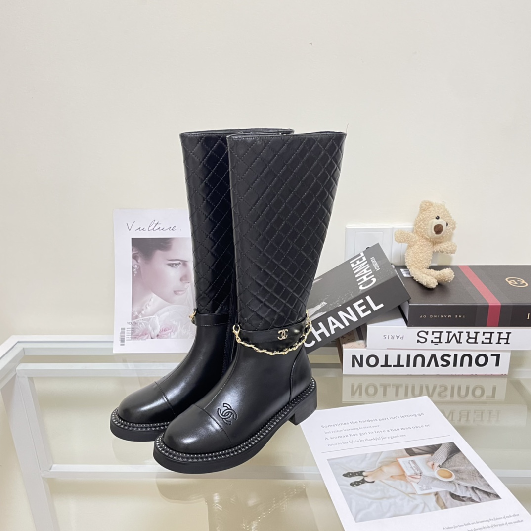 Diamond Check Chain Boots