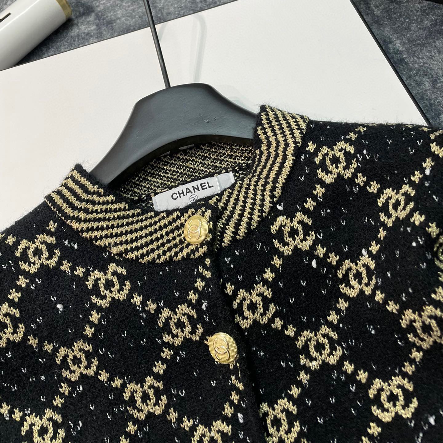 CNL fashion gold thread jacquard custom gold buckle custom yarn gradient round neck long sleeve buttoned knitted sweater cardigan jacket XC0723112005