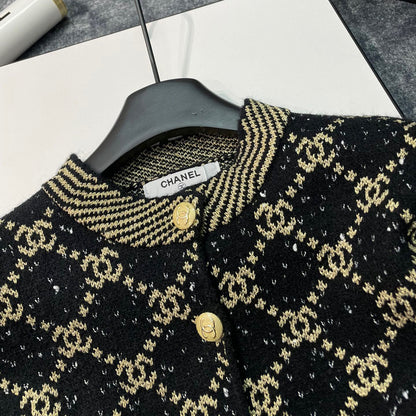 CNL fashion gold thread jacquard custom gold buckle custom yarn gradient round neck long sleeve buttoned knitted sweater cardigan jacket XC0723112005