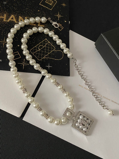 Square Pearl White Gold Diamond Square Perfume Bottle Pendant Pearl Letter Necklace 0724110602
